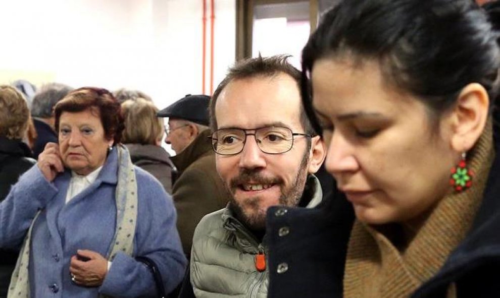 El secretario general de Podemos en Aragón, Pablo Echenique, vota por mano de su mujer, Maria Nelo, en un colegio electoral de Zaragoza. EFE