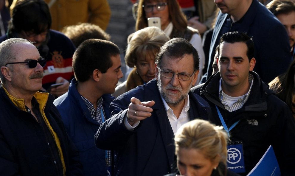 El presidente del Gobierno y candidato a la reelección por el PP, Mariano Rajoy, tras ejercer su derecho al voto en un colegio de Aravaca. EFE/Sergio Barrenechea
