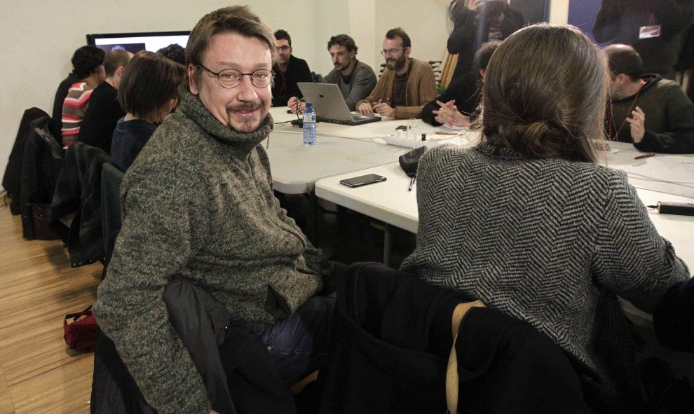 Xavier Domènech, cabeza de lista de En Comú Podem, junto a miembros de su equipo sigue la noche electoral en su sede de Barcelona. EFE/Marta Pérez