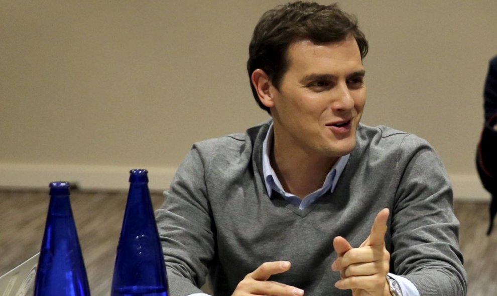 El candidato de Ciudadanos para la Presidencia del Gobierno, Albert Rivera, reunido con los miembros de su candidatura en el hotel Eurobuilding de Madrid, donde el partido vivirá la noche electoral. EFE/Ballesteros