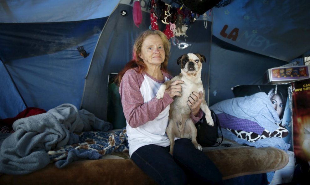 Kathleen Fox tiene 54 años y vive en una tienda junto a su perro Pork Chop. Ella ha estado viviendo durante catorce meses al lado de  una autopistadebajo de la autopista para alejarse de una vida ligada a las drogas. Fox asegura que "es peligroso porque y