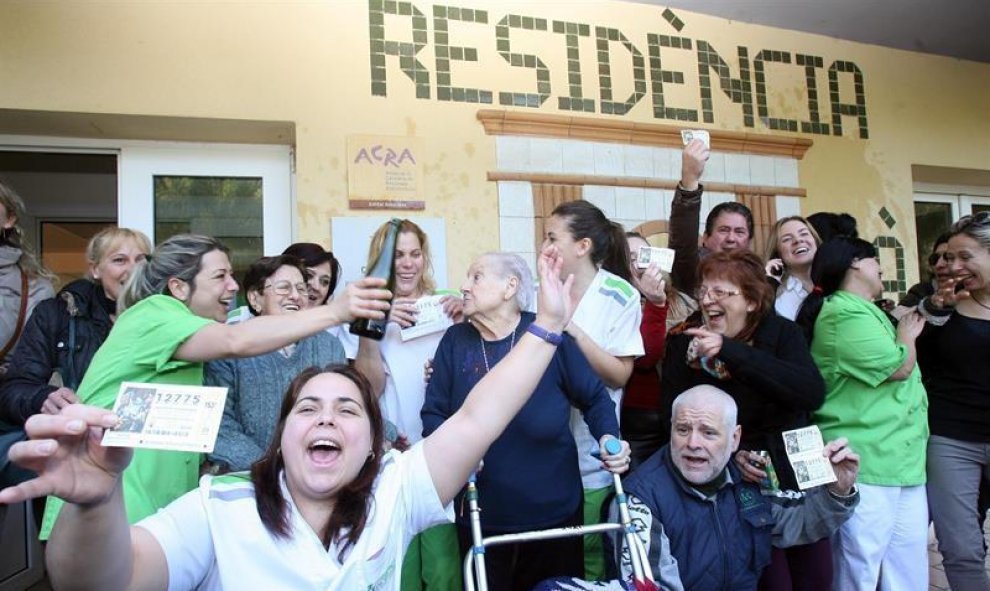 Trabajadores de la una residencia en Roda de Barà (Tarragona), celebran que han sido agraciados con el segundo premio del Sorteo de Navidad. EFE/Jaume Sellart