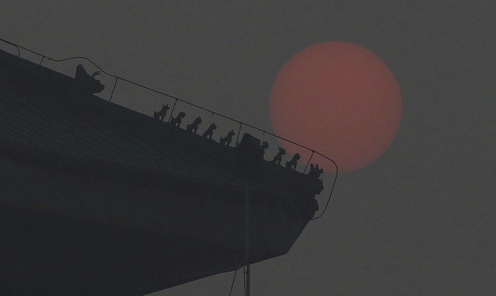 El sol aparece en Pekín en medio de una fuerte niebla causada por la contaminación. EFE/Wu Hong