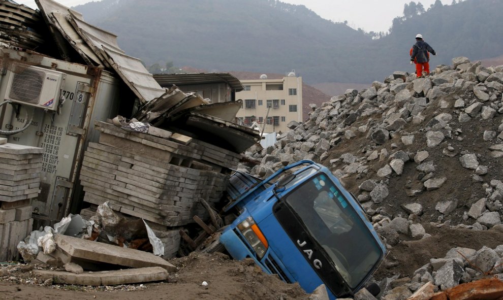 Un vehículo dañado en una zona industrial afectada por un deslizamiento de tierra en Shenzhen, China. REUTERS/Kim Kyung-Hoon