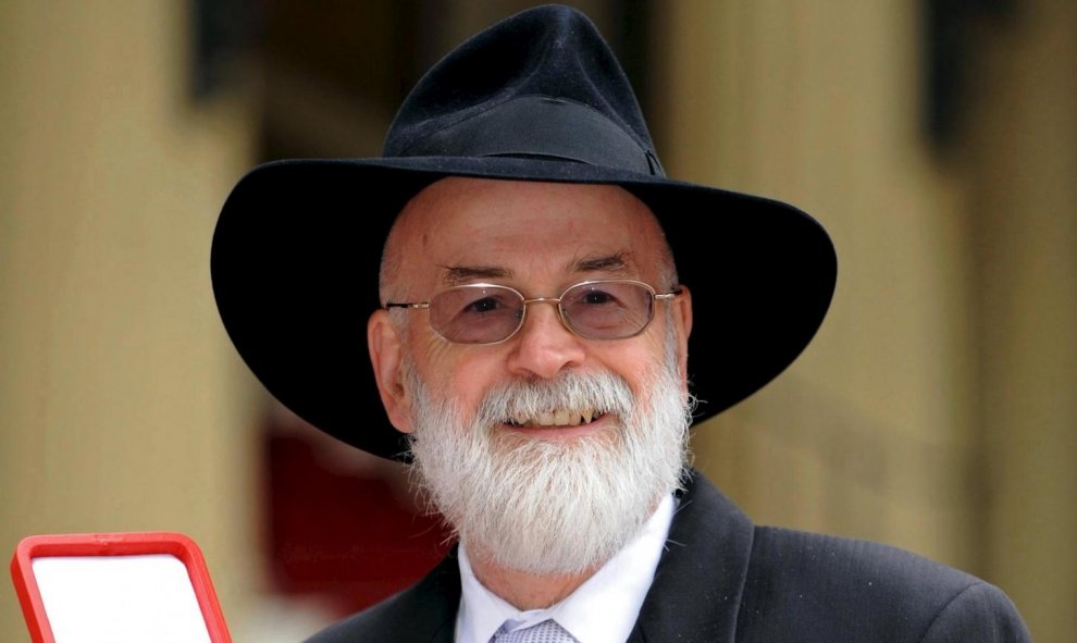 Terence David John "Terry" Pratchett, fue un escritor británico de fantasía y ciencia ficción. Falleció del 12 de marzo de 2015 a los 66 años. REUTERS/Ian Nicholson
