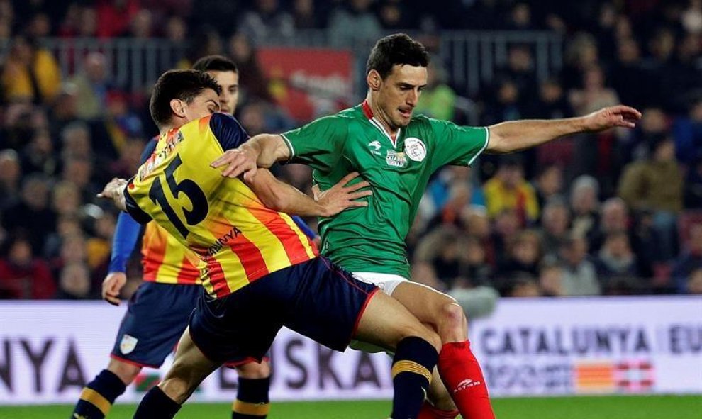 Aduriz y Bartra, en una de las jugadas del partido entre Catalunya y Euskadi. EFE/Alberto Estévez