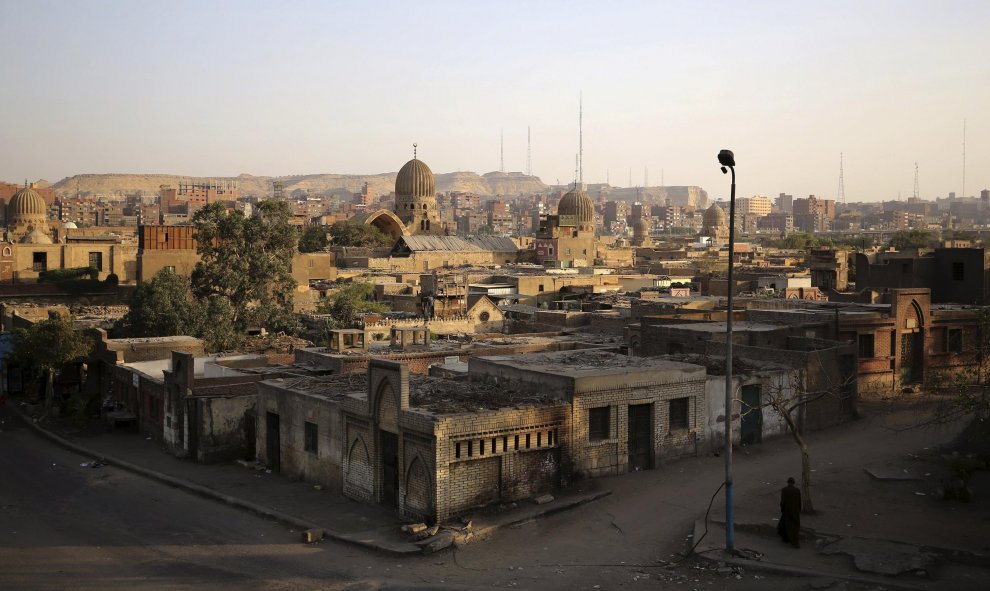 Vista de la necrópolis de El Cairo conocida como la Ciudad de los Muertos, donde habitran desde hace cientos de años decenas de miles de personas, en una urbe con una población estimada en unos 20 millones de personas. REUTERS / Asmaa Waguih