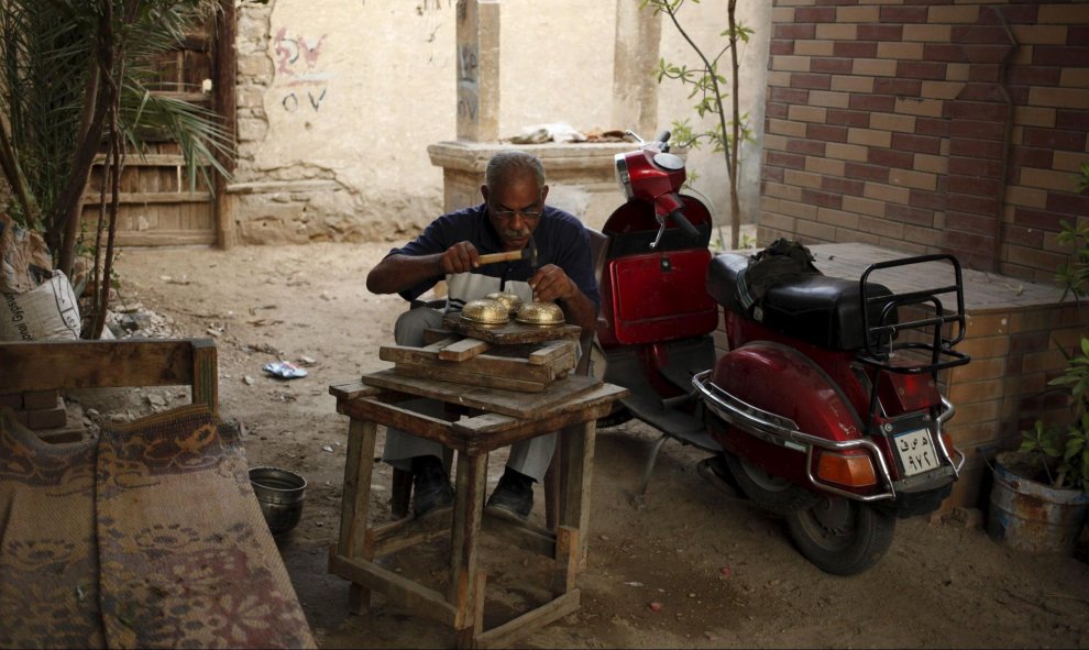 Un hombre trabaja en un callejón dentro de la Ciudad de los Muertos de El Cairo. REUTERS / Asmaa Waguih