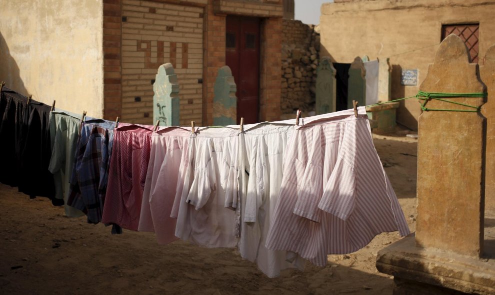 Ropa tendida en la Ciudad de los Muertos de El Cairo, una antigua necrópolis donde decenas de miles de personas habitan desde hace cientos de años. REUTERS/Asmaa Waguih