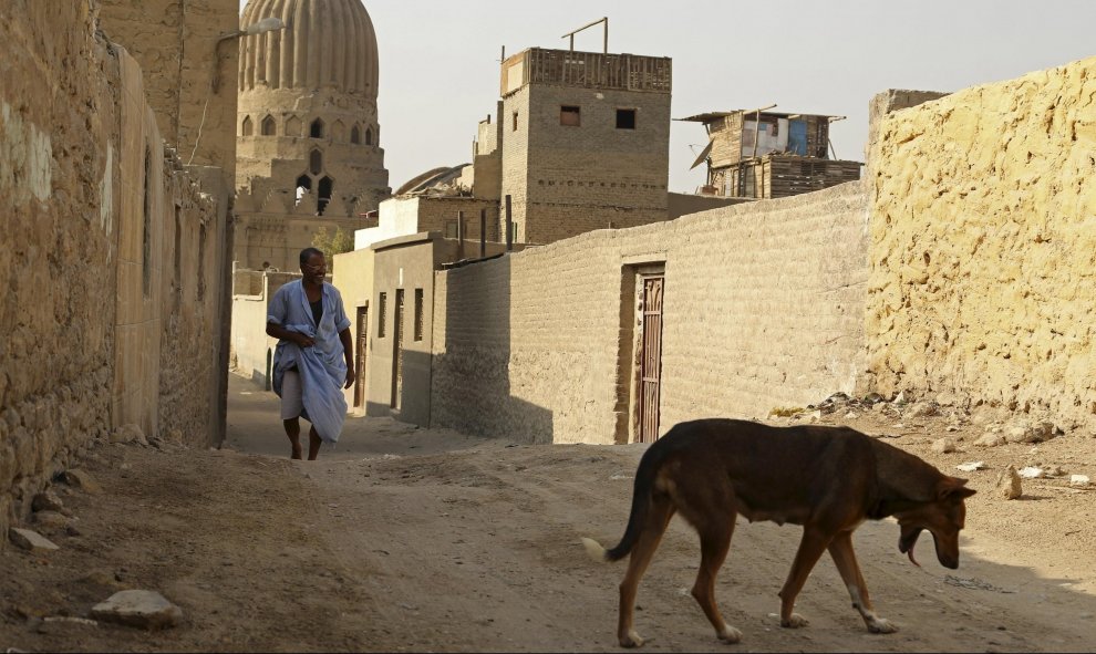 Un hombre pasea por uno de los callejones de la Ciudad de los Muertos, la necrópolis de El Cairo en la que decenas de miles de personas habitan desde hace cientos de años. REUTERS / Asmaa Waguih