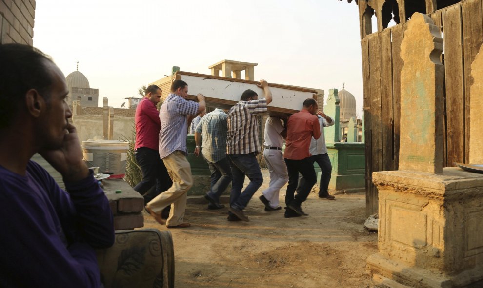 Varias personas cargan un ataud en la Ciudad de los Muertos, la necrópolis de El Cairo en la residen miles de personas desde hace cientos de años. REUTERS/Asmaa Waguih