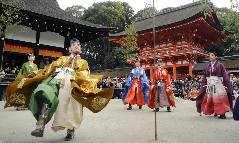 Jugadores visten trajes tradicionales mientras participan en un antiguo juego de pelota llamado 'Kemari', como parte de la celebración de año nuevo, en el santuario de Shimogamo en Kioto, Japón. REUTERS