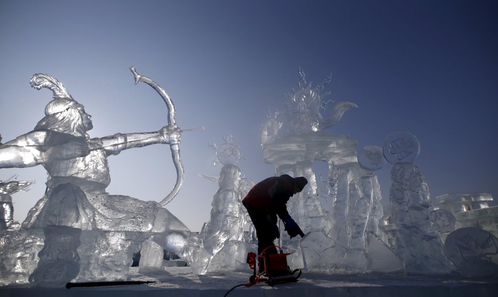 Un trabajador talla una escultura durante el Festival Internacional de hielo y nieve de Harbin, en la provincia de Heilongjiang, en China. REUTERS/Aly Song