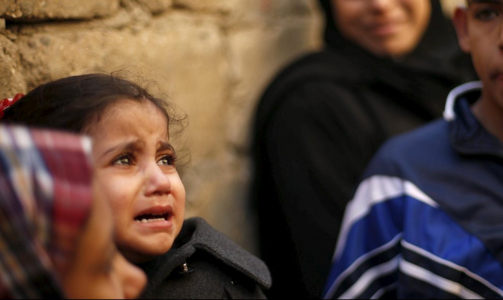 Familiares de Hani Wahdan, palestino de 22 años asesinado por las tropas israelíes durante los enfrentamientos de el viernes, loran durante su funeral en la ciudad de Gaza el 26 de diciembre de 2015. REUTERS / Suhaib Salem