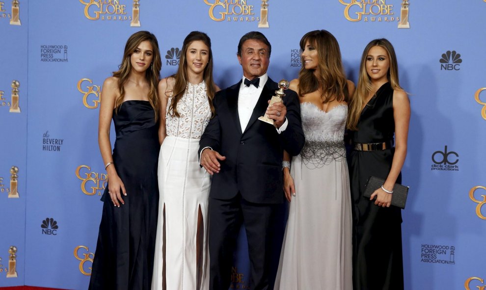 Sylvester Stallone, con su esposa Jennifer Flavin y sus hijas Sistine, Scarlet, y Sophia, posa con su premio a la Mejor Interpretación de un Actor en un Papel Secundario por su papel en "Creed". REUTERS / Lucy Nicholson