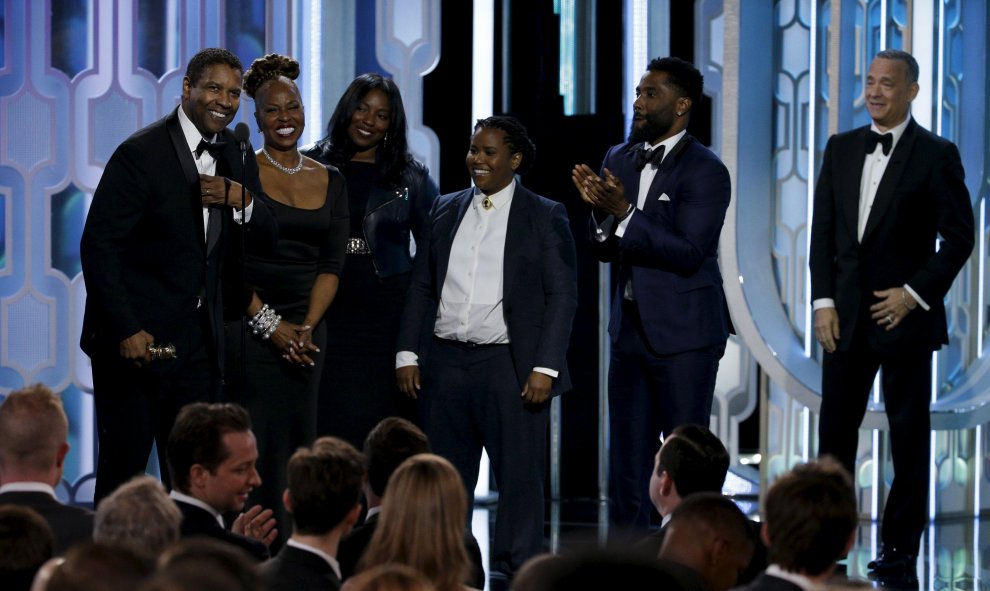 Denzel Washington recibió hoy el premio Cecil B. DeMille en reconocimiento a su trayectoria cinematográfica durante la gala de la 73 edición de los Globos de Oro./ REUTERS