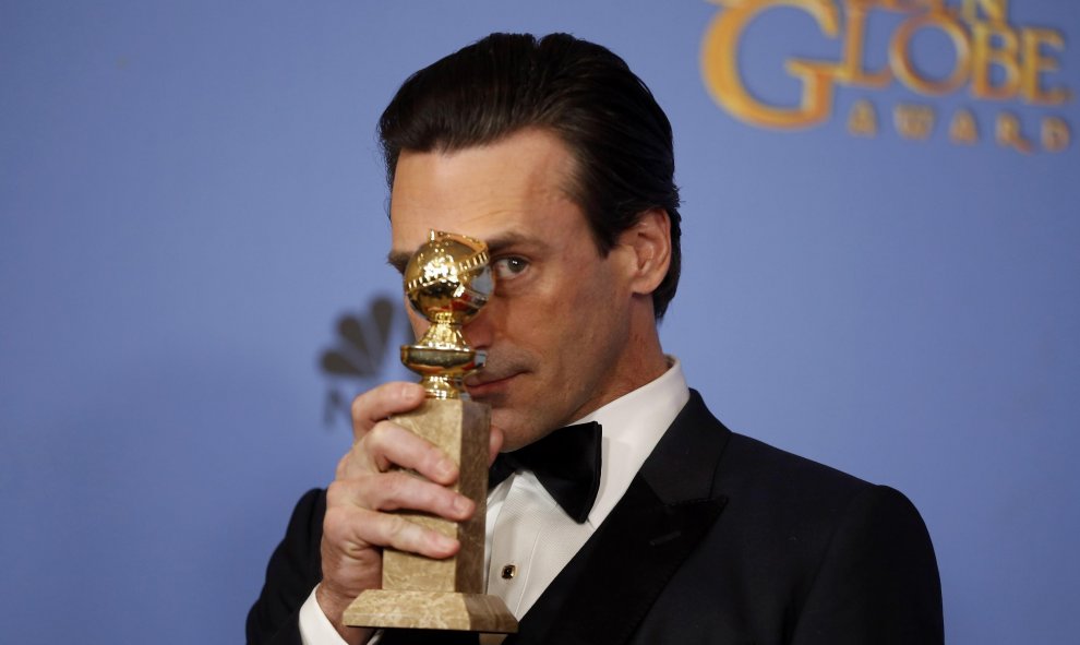 Jon Hamm posa con su premio al Mejor Actor en una Serie dramática de Televisión - por su papel en "Mad Men" - durante la 73ª gala de los Globos de Oro en Beverly Hills , California. REUTERS / Lucy Nicholson