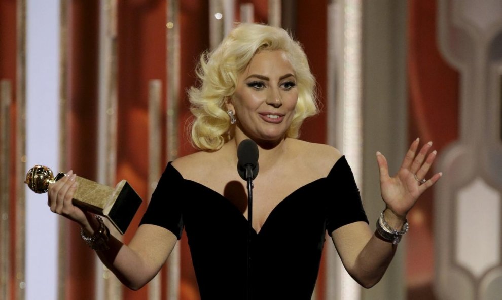 Lady Gaga gana el premio recibió el premio a mejor actriz de minisierie por su actuación en "American Horror Story: Hotel" , en la 73ª gala de los Globos de Oro en Beverly Hills, California. REUTERS / Paul Drinkwater