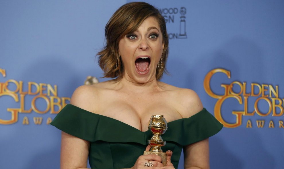 Rachael Bloom posa con su premio por su papel en 'Crazy Ex Girlfriend' en la alfombra roja de la 73ª gala de los Globos de Oro. REUTERS/Lucy Nicholson