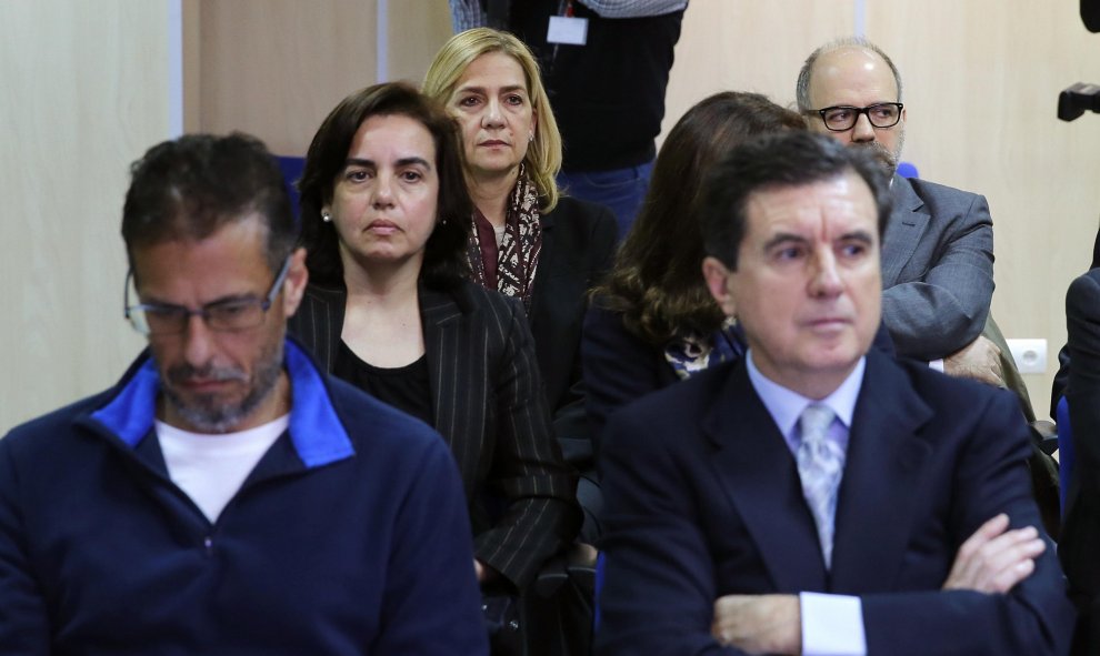 La infanta Cristina en el banquillo de los acusados al inicio esta mañana del denominado Caso Nóos, que juzga la actividad de la fundación presidida por el cuñado del rey, Iñaki Urdangarín, y el presunto desvío de 6,6 millones de dólares de fondos públic