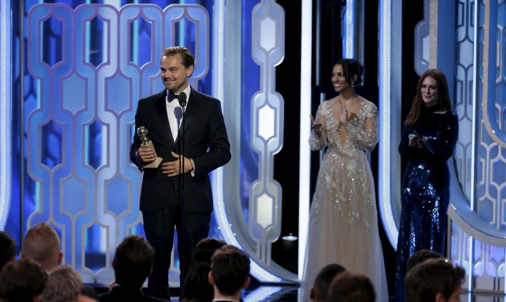 Leonardo DiCaprio recoge su premio al Mejor Actor por su papel en "El renacido", en la 73ª gala de los Globos de Oro en Beverly Hills, California. REUTERS / Paul Drinkwater