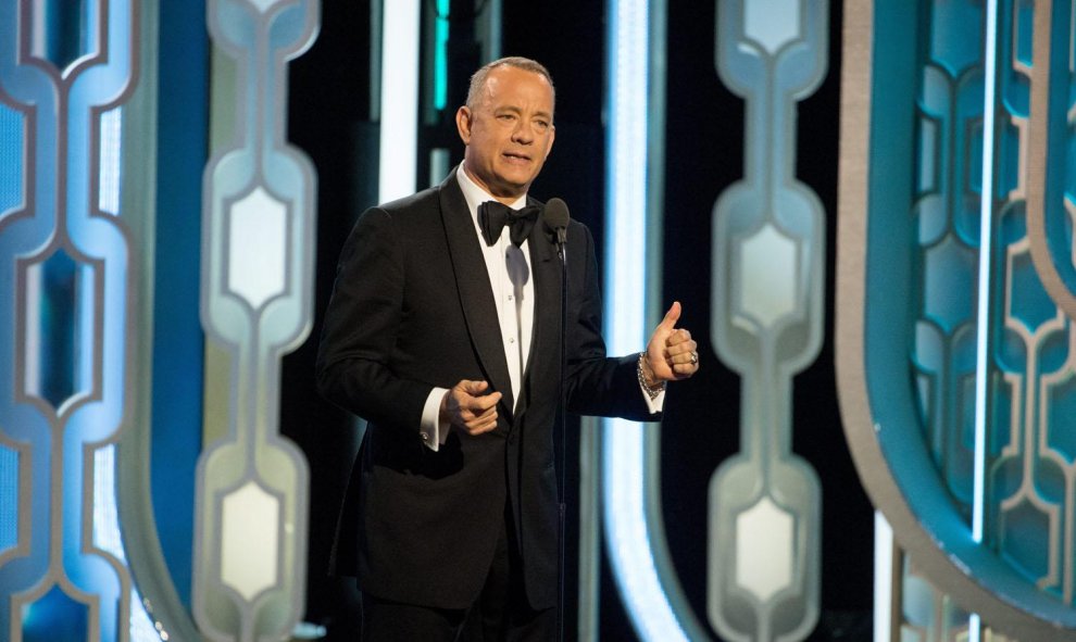 Tom Hanks sale al escenario en la 73ª gala de los Globos de Oro a presentar un premio en Beverly Hills, California./ EFE