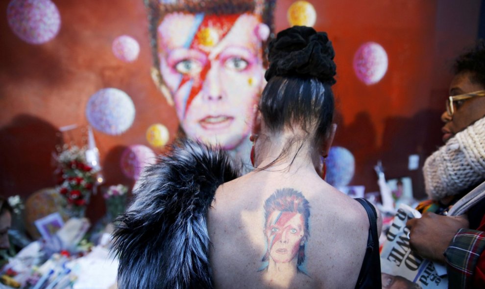 Una mujer visita un mural de David Bowie en Brixton, al sur de Londres. REUTERS/Stefan Wermuth