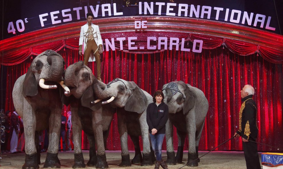 Estefanía de Mónaco posa con elefantes durante una sesión fotográfica para la presentación del 40º Festival internacional de circo de Montecarlo en Mónaco.REUTERS/Eric Gaillard