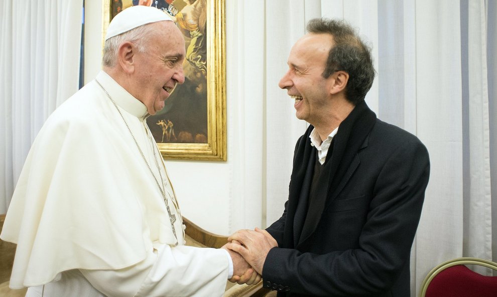 El actor Roberto Benigni conoce al papa Francisco durante la presentación de 'El nombre de Dios es Misericordia' en el Vaticano.  REUTERS