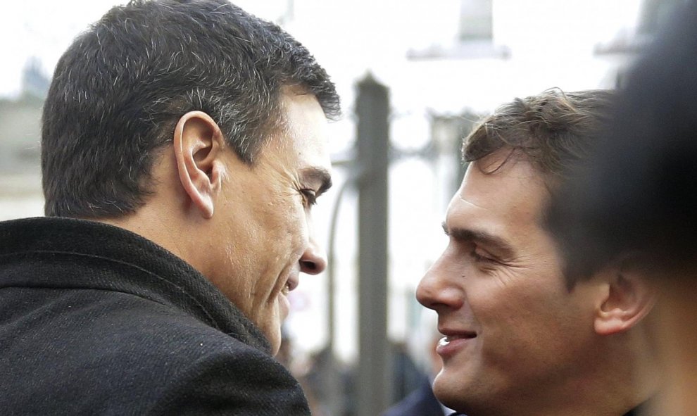 Los líderes del PSOE y Ciudadanos, Pedro Sánchez  y Albert Rivera, respectivamente, a su llegada hoy al Congreso.- EFE