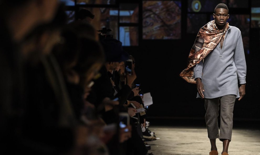 Un solicitante de asilo presenta un diseño para la casa de moda Ikire Jones durante el evento especial "Generación África" como parte de la iniciativa ITC Moda Ética en la Pitti Immagine Uomo 89 en Florencia, el 14 de enero de 2016./AFP