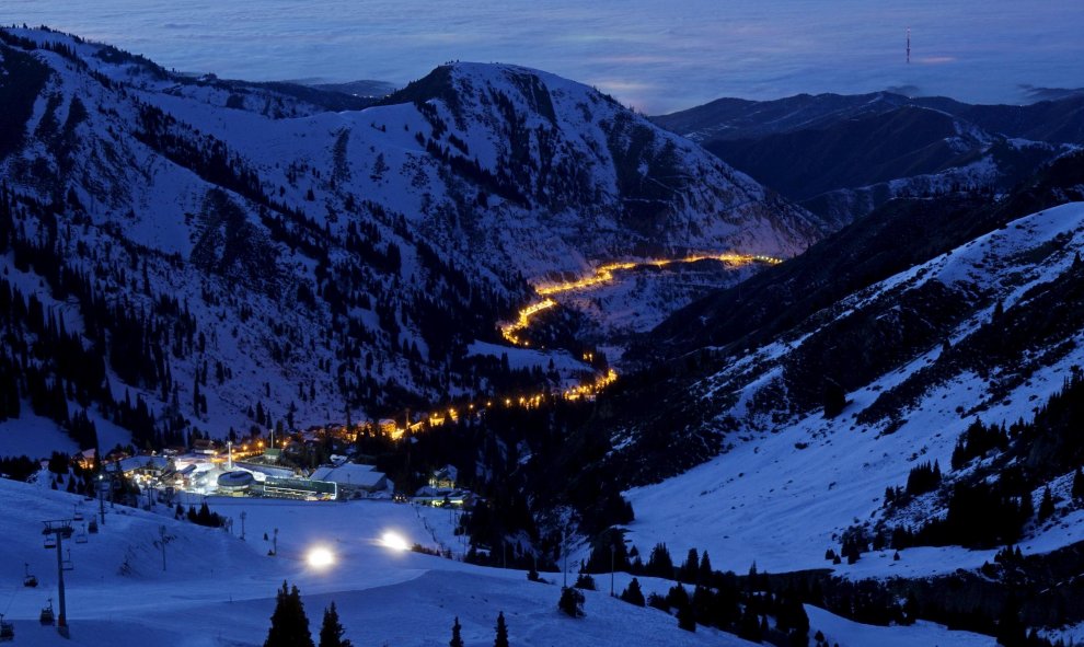 Vista general  del camino de un resort en las montañas de Tien Shan. Almaty, Kazakhstan. REUTERS/Shamil Zhumatov