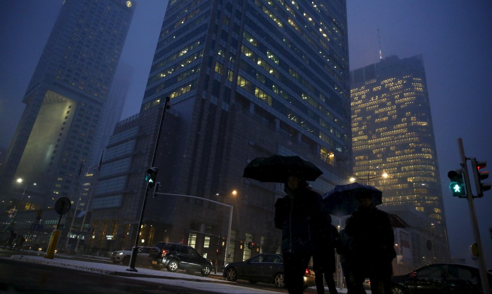 La gente camina por el Centro Financiero de Varsovia, Polonia. REUTERS/Kacper Pempel