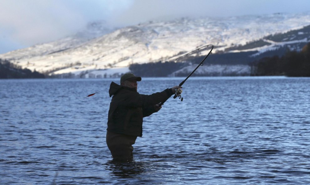 Un pescador inglés en el comienzo de la temporada del salmón. Kenmore, Escocia. REUTERS/Russell Cheyne