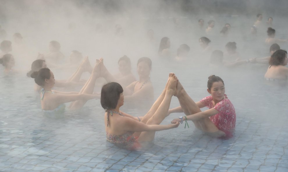 Unas mujeres practican yoga en las aguas termales de Luoyang, provincia de Henan (China). REUTERS/Stringer