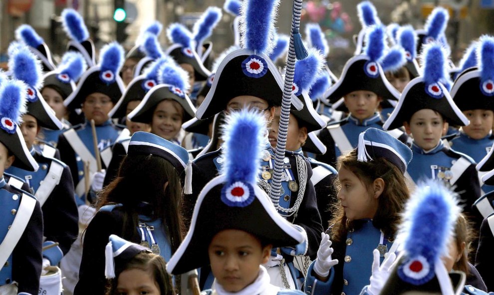 Casi 5.000 niños donostiarras, repartidos en 49 compañías, han tomado hoy en la tamborrada infantil las calles de San Sebastián en su día grande, que este año sirve también como antesala de la gran inauguración de la Capitalidad Cultural Europea 2016. EFE