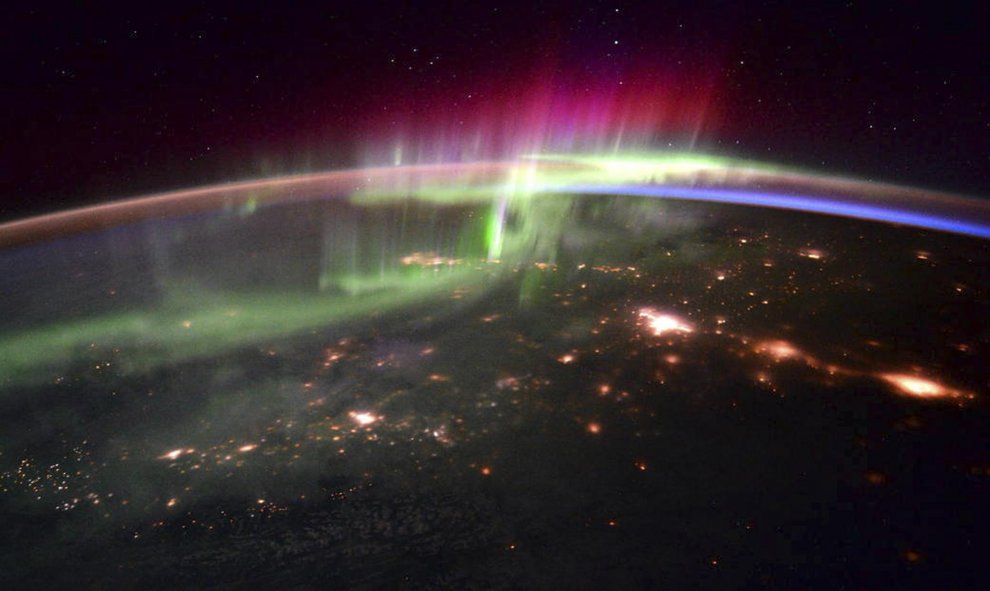 Una aurora boreal se muestra sobre el noroeste del Pacífico en una imagen tomada desde la Estación Espacial Internacional por el astronauta Scott Kelly, proporcionado por la NASA, 20 de enero de 2016. REUTERS / a Scott Kelly / ESA / NASA