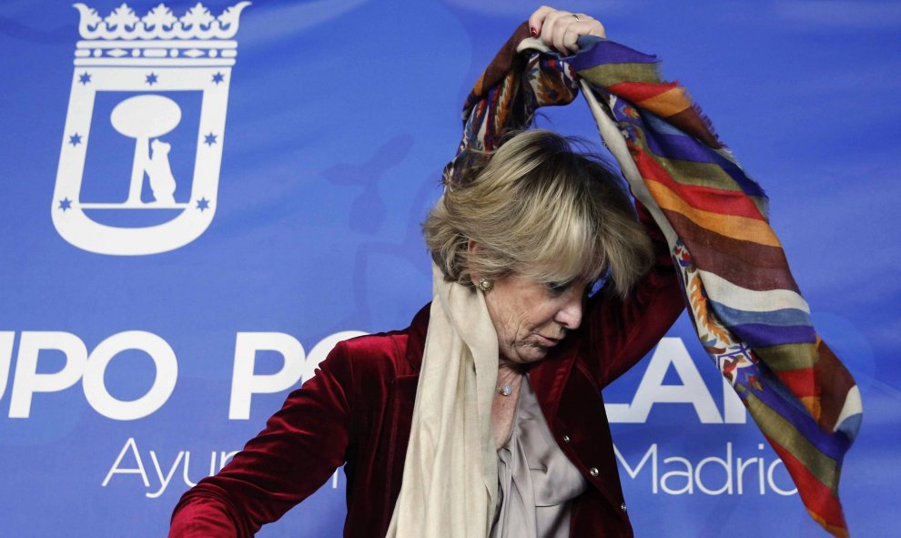 La presidenta del PP de Madrid y portavoz de la formación en el Ayuntamiento de la capital, Esperanza Aguirre, a su llegada a la rueda de prensa que ha ofrecido hoy tras reunirse con el grupo municipal. EFE/Juan Carlos Hidalgo