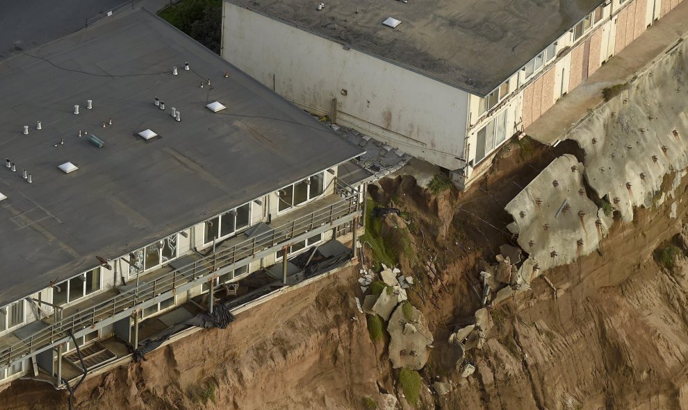 Un conjunto de edificios al borde del precipicio a causa del huracán El Niño. California, EEUU. REUTERS/Noah Berger