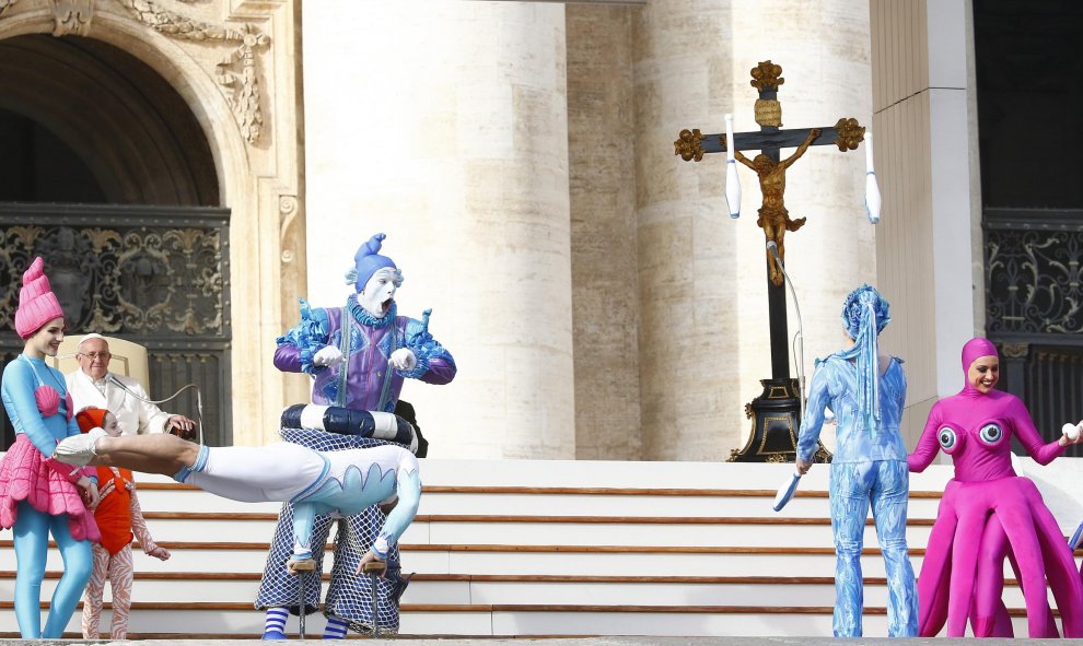 Miembros de un circo acuático actúan durante la audiencia general que el Papa Francisco celebra los miércoles en la plaza de San Pedro. Vaticano. REUTERS/Tony Gentile