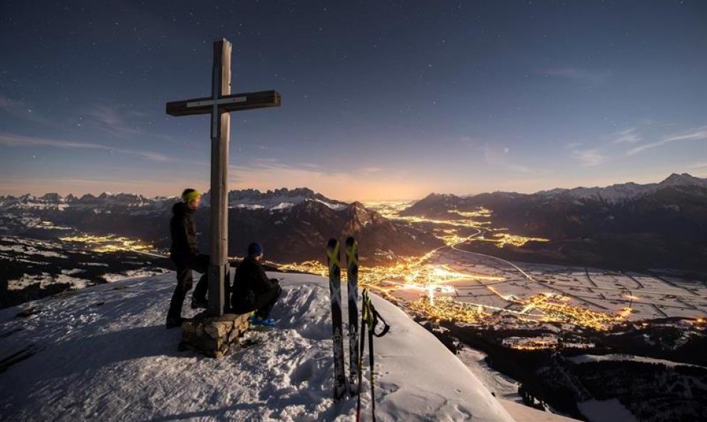 Dos esquiadores disfrutan de las vistas desde el pico Garmil, a 2.003 metros sobre el nivel del mar. Vilters-Wangs, Suiza. EFE/Gian Ehrenzeller