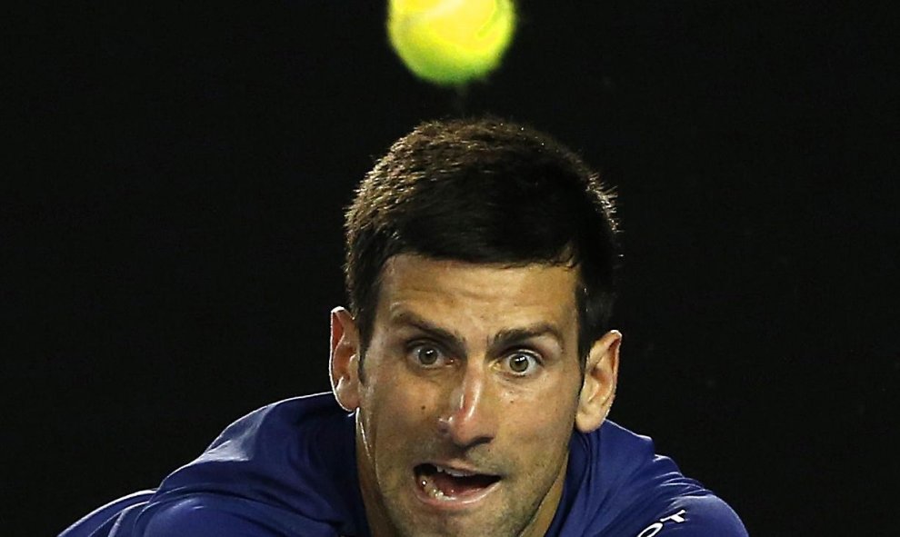 El serbio Novak Djokovic reacciona tras golpear la pelota durante el partido de semifinales ante el suizo Roger Federer en el torneo Abierto de tenis de Australia en Melbourne Park, Australia, 28 de enero de 2016. REUTERS / Tyrone Siu