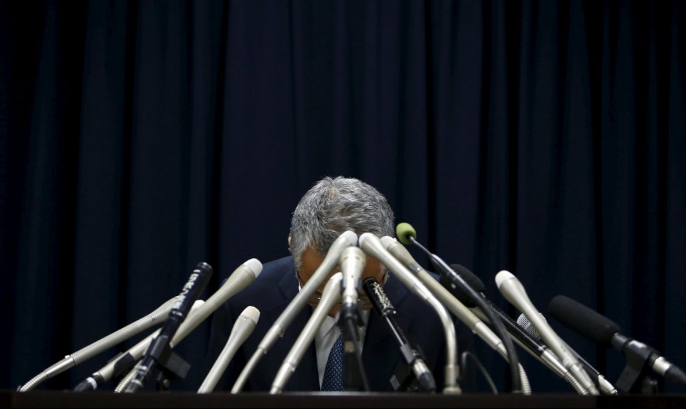 El ministro de Economía japonés, Akira Amari se inclina antes de una rueda de prensa en Tokio, Japón, 28 de enero de 2016. Amari informó este jueves de su dimisión al asumir la responsabilidad de un escándalo de financiación política que ha sacudido al go