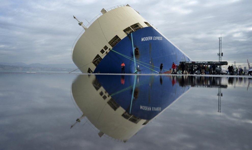 Los técnicos de la compañía holandesa de rescates marítimos Smit Salvage han comenzado hoy en el puerto de Bilbao el estudio de la carga y el estado del "Modern Express" para decidir cómo estabilizarlo, unos trabajos que serán "muy artesanales" y que no t