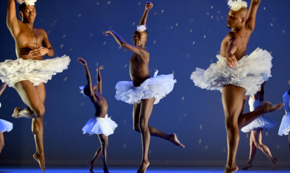 Bailarines durante un ensayo general antes del estreno de 'El lago de los cisnes' en el Teatro Joyce de Nueva York. AFP/TIMOTHY A. CLARY