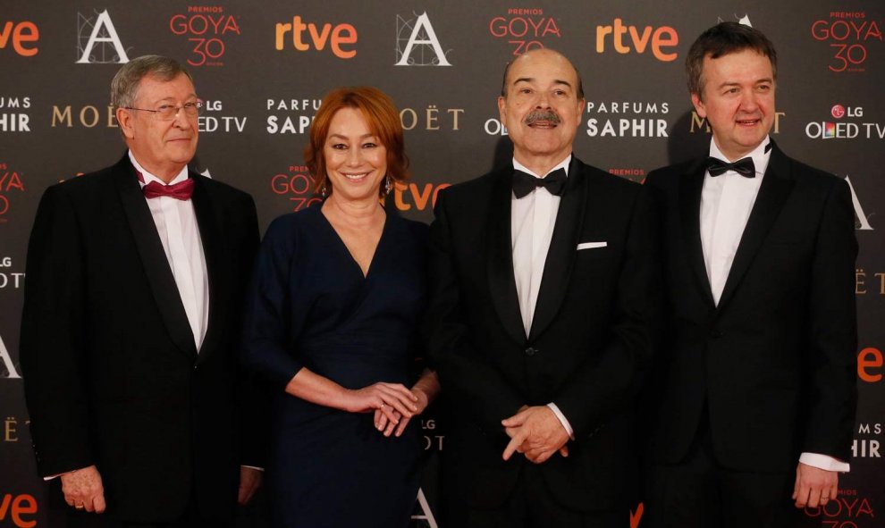 Fueron los anfitriones, los directivos de la Academia de Cine, los queinauguraron el photocall: Antonio Resines (2d), junto a la vicepresidenta primera, Gracia Querejeta (2i), y el vicepresidente segundo Edmon Roch (d). / JUANJO MARTÍN (EFE)