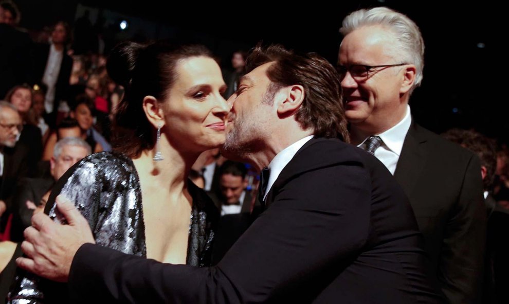 Juliette Binoche, una de las actrices más elegantes del cine europeo, también acaparó muchos focos. Aquí la vemos junto a Javier Bardem y Tim Robbins. / JAVIER BARBANCHO (EFE)