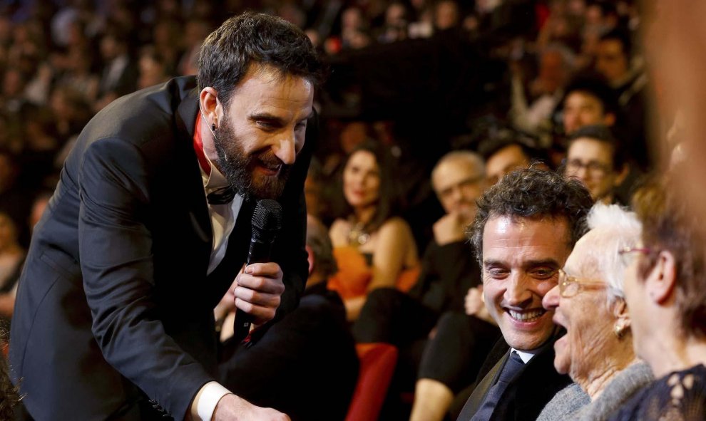 Otro momento destacado de la gala fue cuando Rovira saludó a la abuela de Daniel Guzmán, una de las estrellas de la noche. / BALLESTEROS (EFE)