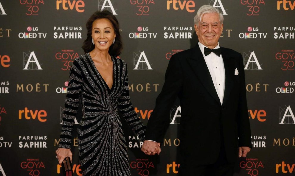 Otra de las parejas estelares de la noche, aunque ésta no es de cine. Mario Vargas Llosa e Isabel Preysler. JUANJO MARTÍN (EFE)