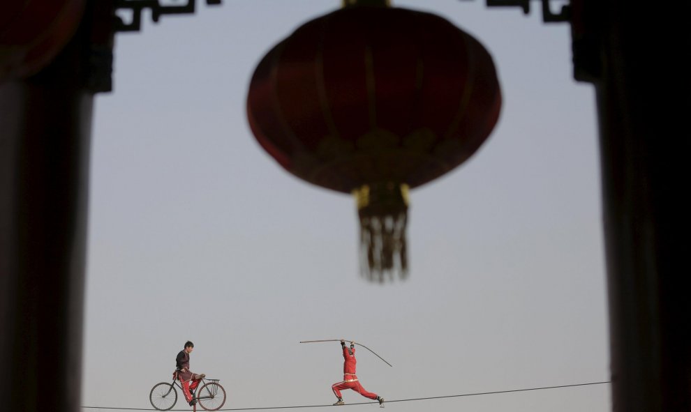 Acróbatas ensayan por el Año Nuevo chino, que da la bienvenida al año del mono, en el parque de Daguanyuan, en Beijing, China, 10 de febrero de 2016. REUTERS / Damir Sagolj